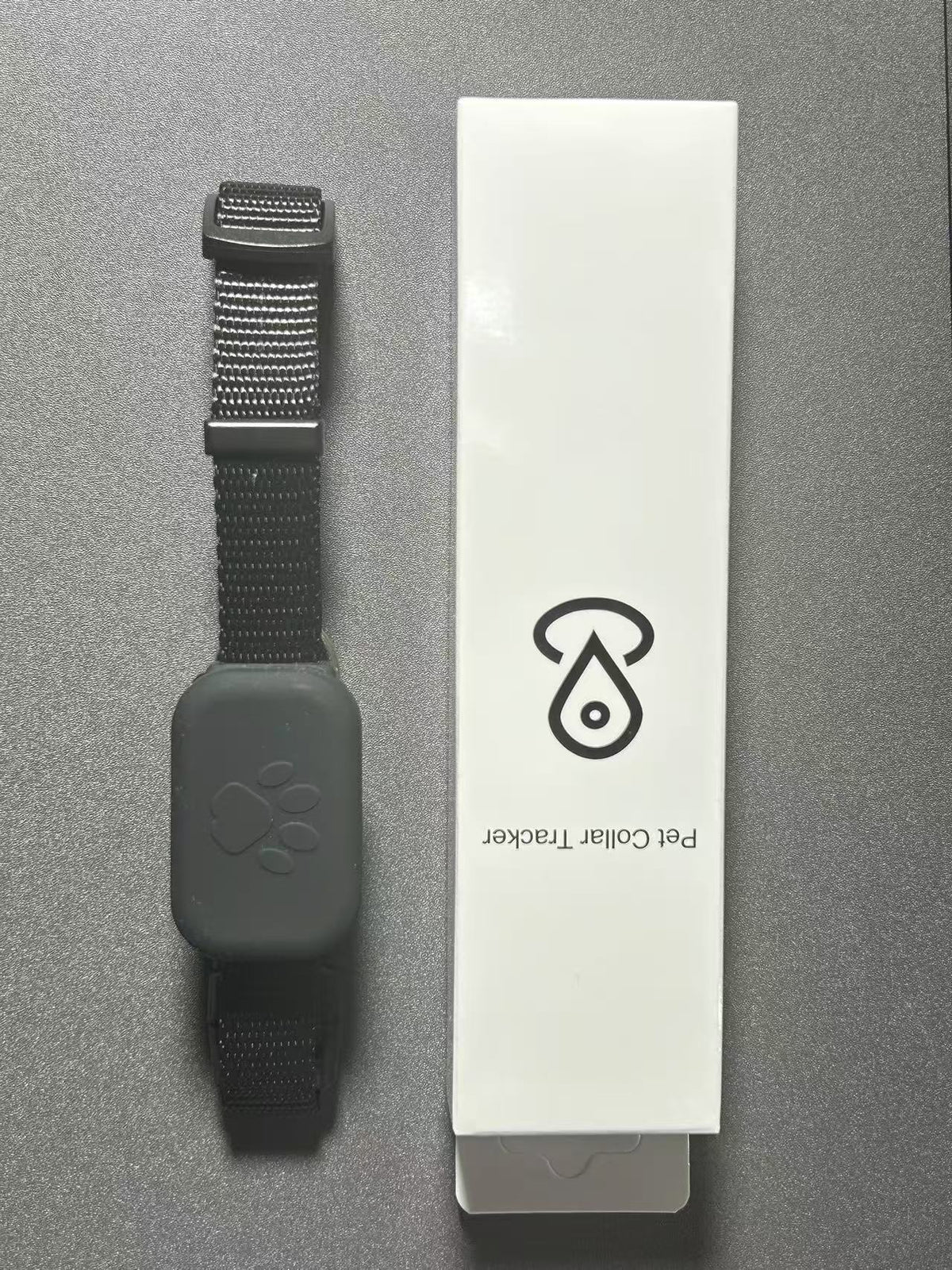 Schwarzes TrackTag™ Tracking-Halsband mit verstellbarer Schnalle und quadratischem Tracker mit Pfotenmotiv